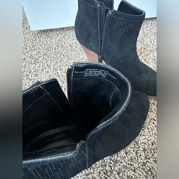 Violet & Red Jensen Heeled Bootie in Black Suede, size 7 - Picture 5 of 7
